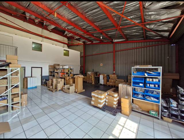 192M² WAREHOUSE TO LET IN JET PARK